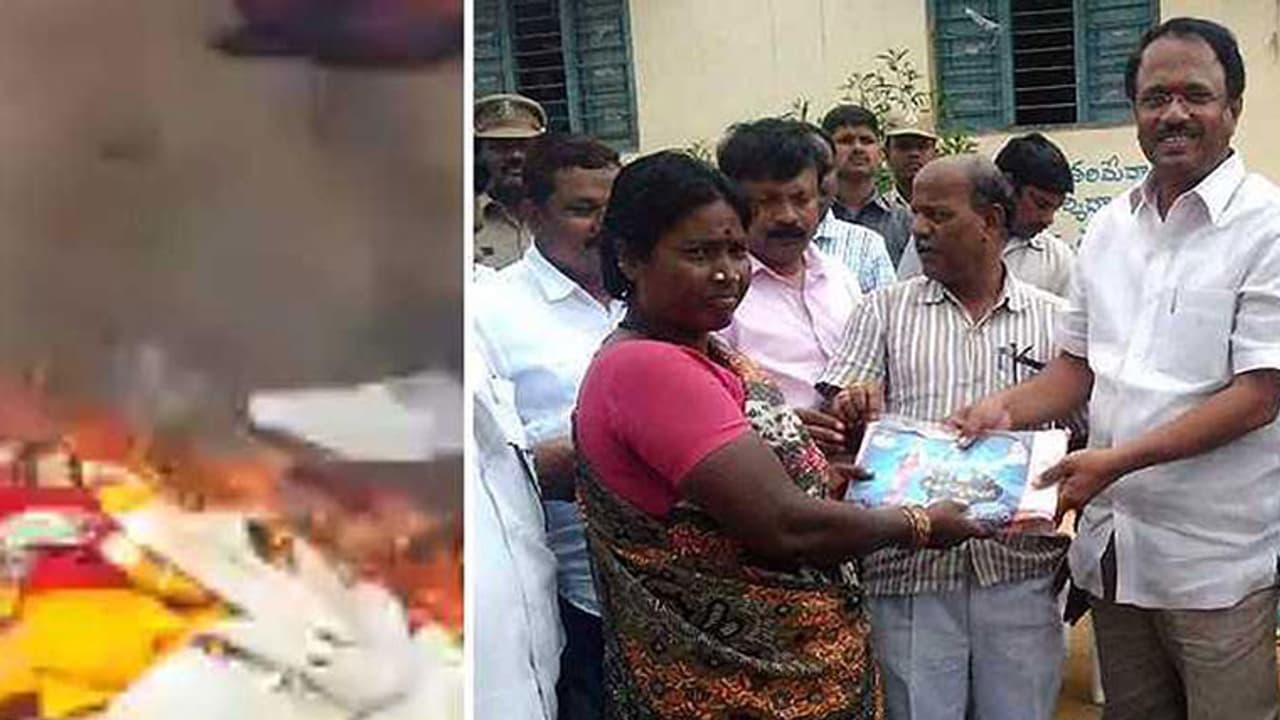 ഒന്നിനും കൊള്ളാത്ത സാരി ഞങ്ങള്ക്ക് വേണ്ട; തെലങ്കാന സര്ക്കാരിനെതിരെ സ്ത്രീകള് ഒന്നിനും കൊള്ളാത്ത സാരി ഞങ്ങള്ക്ക് വേണ്ട; തെലങ്കാന സര്ക്കാരിനെതിരെ സ്ത്രീകള്