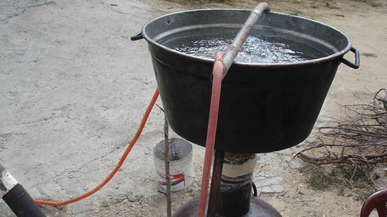 ചാരായം വാറ്റുന്നതിനിടെ 30 ലിറ്റർ കോടയുമായി അച്ഛനും മകനും ബന്ധുവും പൊലീസ് പിടിയിൽ ചാരായം വാറ്റുന്നതിനിടെ 30 ലിറ്റർ കോടയുമായി അച്ഛനും മകനും ബന്ധുവും പൊലീസ് പിടിയിൽ