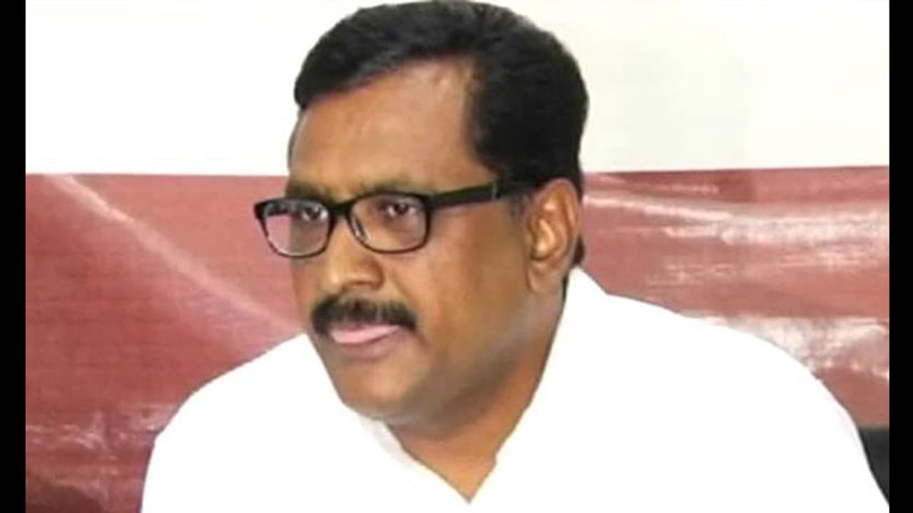 గంటా చక్రపాణికి గంటలతో నిరసన తెలిపిన నిరుద్యోగ జేఏసీ గంటా చక్రపాణికి గంటలతో నిరసన తెలిపిన నిరుద్యోగ జేఏసీ