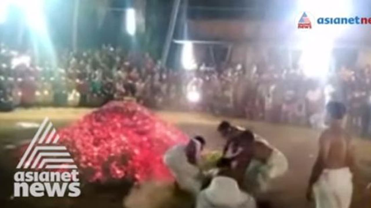 ദൈവമായി മാറിയ പോസ്റ്റ്മാന്; ബളാല് ഭഗവതിക്ഷേത്ര കളിയാട്ട ഉത്സവത്തില് അനുഗ്രഹം ചൊരിഞ്ഞ് പൊട്ടന് തെയ്യം ദൈവമായി മാറിയ പോസ്റ്റ്മാന്; ബളാല് ഭഗവതിക്ഷേത്ര കളിയാട്ട ഉത്സവത്തില് അനുഗ്രഹം ചൊരിഞ്ഞ് പൊട്ടന് തെയ്യം