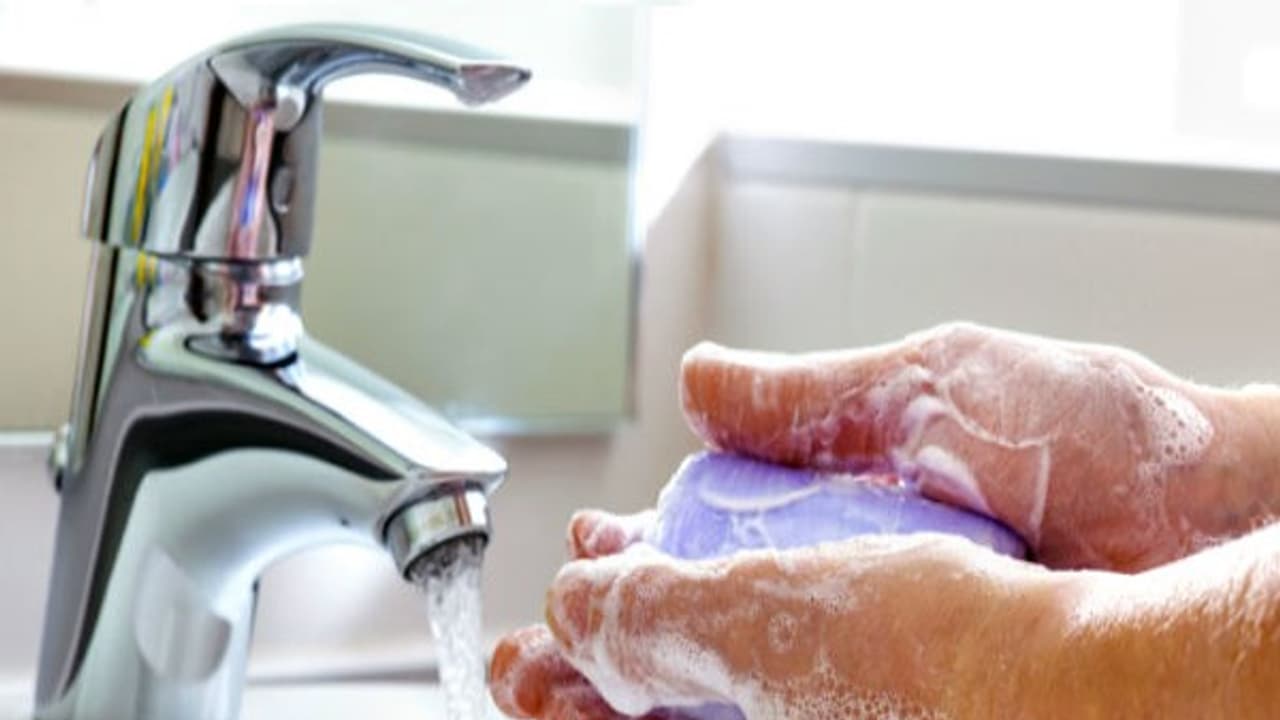 நீங்கள் பயன்படுத்தும் சோப்பு உண்மையிலேயே உங்களை சுத்தப்படுத்துகிறதா? தெரிஞ்சுக்குங்க… நீங்கள் பயன்படுத்தும் சோப்பு உண்மையிலேயே உங்களை சுத்தப்படுத்துகிறதா? தெரிஞ்சுக்குங்க…