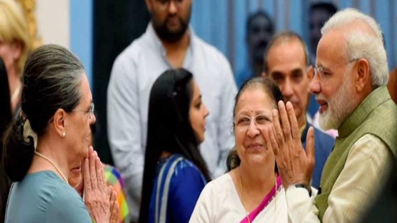 కరోనా తల్లిదండ్రులను కబళించింది.. ఆ చిన్నారులను ఆదుకోండి: మోడీకి సోనియా లేఖ