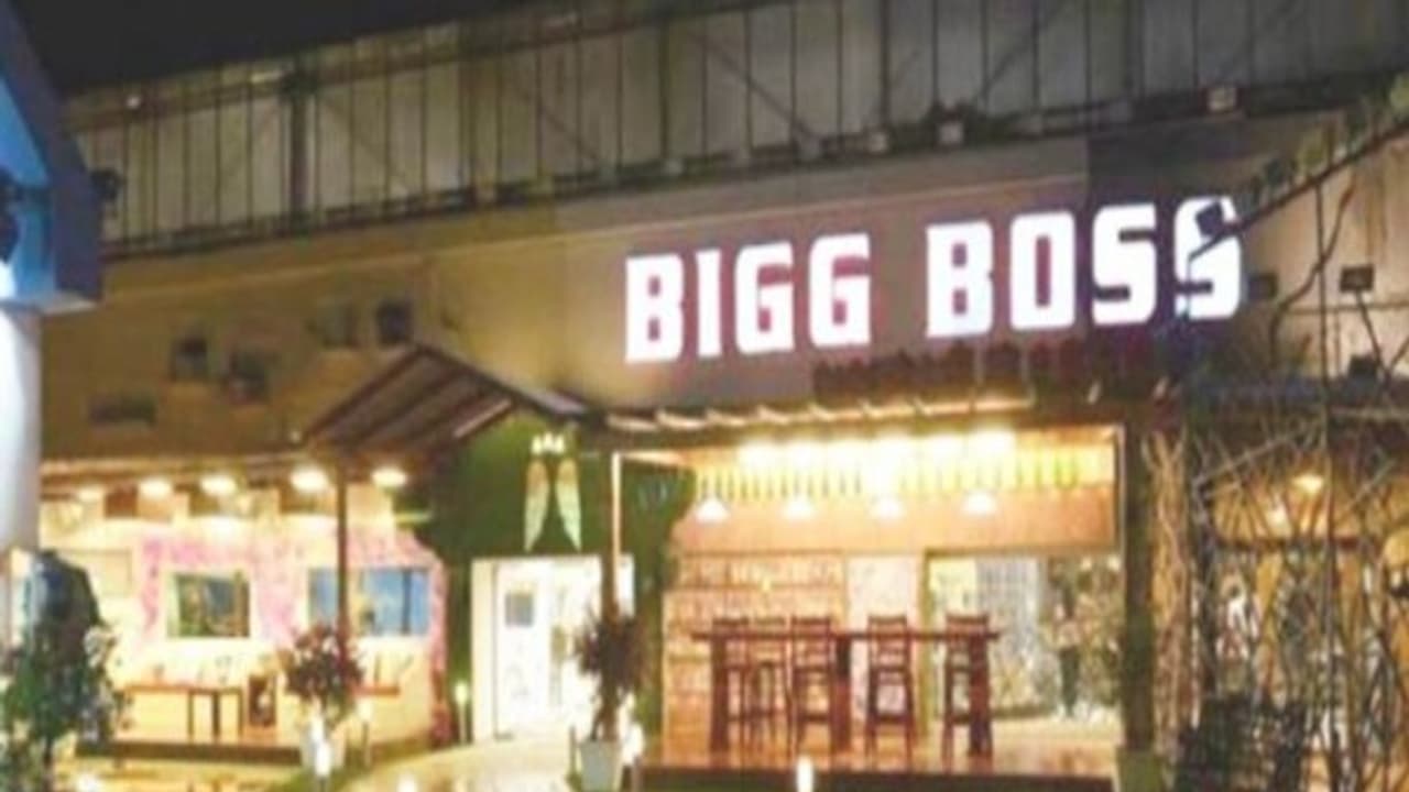 பிக் பாஸ் வீட்டில் தீ விபத்து... 8 கோடி மதிப்புள்ள பொருட்கள் எரிந்து நாசம்...! பிக் பாஸ் வீட்டில் தீ விபத்து... 8 கோடி மதிப்புள்ள பொருட்கள் எரிந்து நாசம்...!