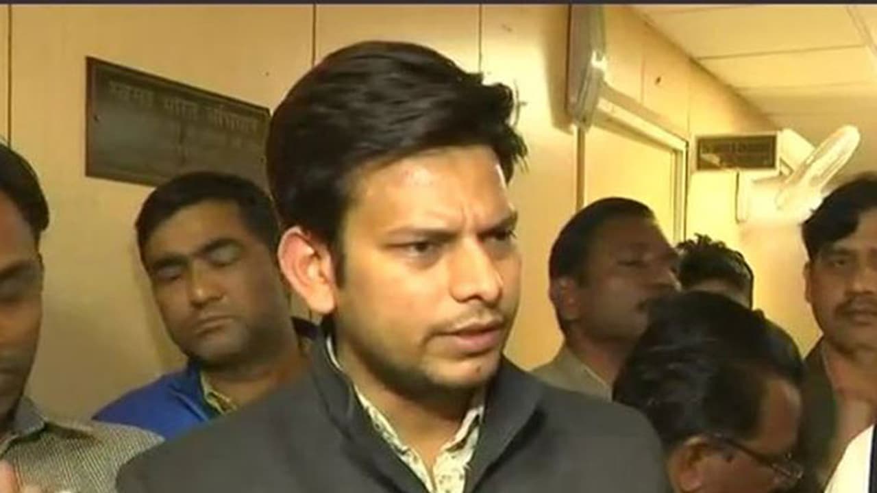 മുഖ്യമന്ത്രിയുടെ വസതിയില് വെച്ച് ചീഫ് സെക്രട്ടറിയെ മര്ദിച്ച ആപ് എംഎല്എ അറസ്റ്റില് മുഖ്യമന്ത്രിയുടെ വസതിയില് വെച്ച് ചീഫ് സെക്രട്ടറിയെ മര്ദിച്ച ആപ് എംഎല്എ അറസ്റ്റില്