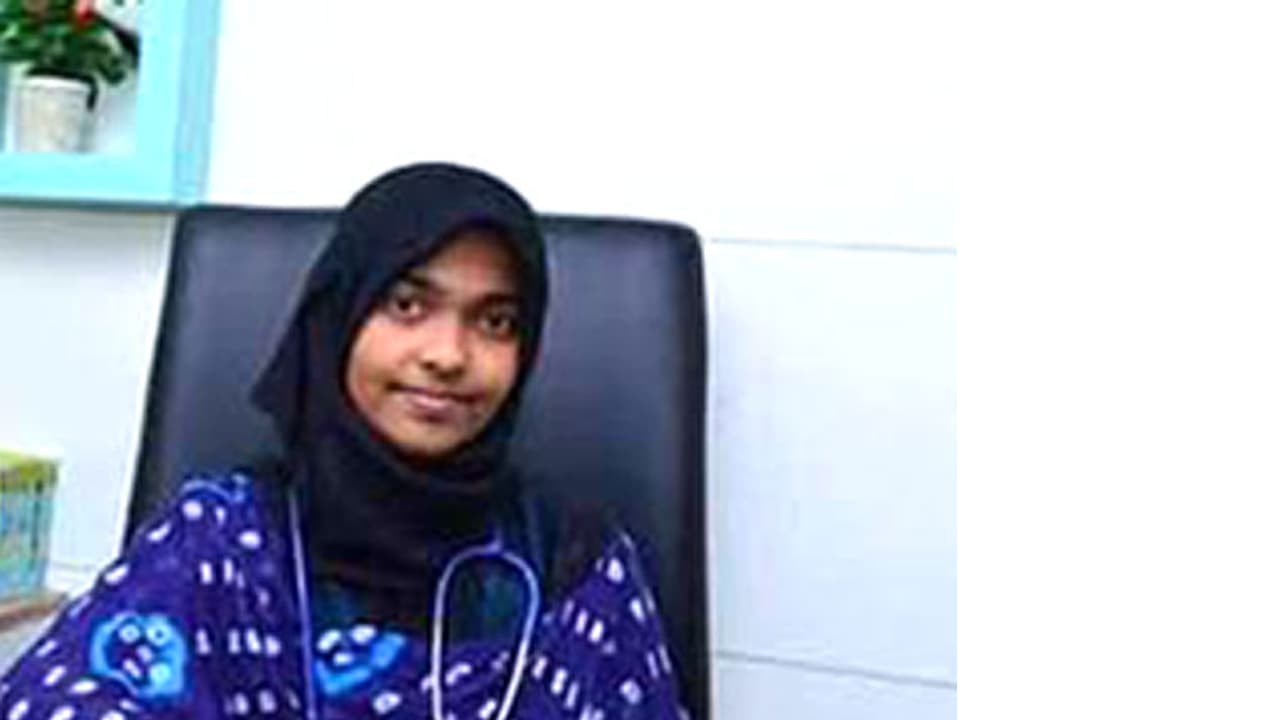 'ഫോൺ സ്വിച്ച് ഓഫ്, ക്ലിനിക്ക് പൂട്ടി'; ഹാദിയയെ കാണാനില്ലെന്ന് അച്ഛന്റെ ഹേബിയസ് കോർപ്പസ് ഹർജി; ഇന്ന് കോടതിയിൽ