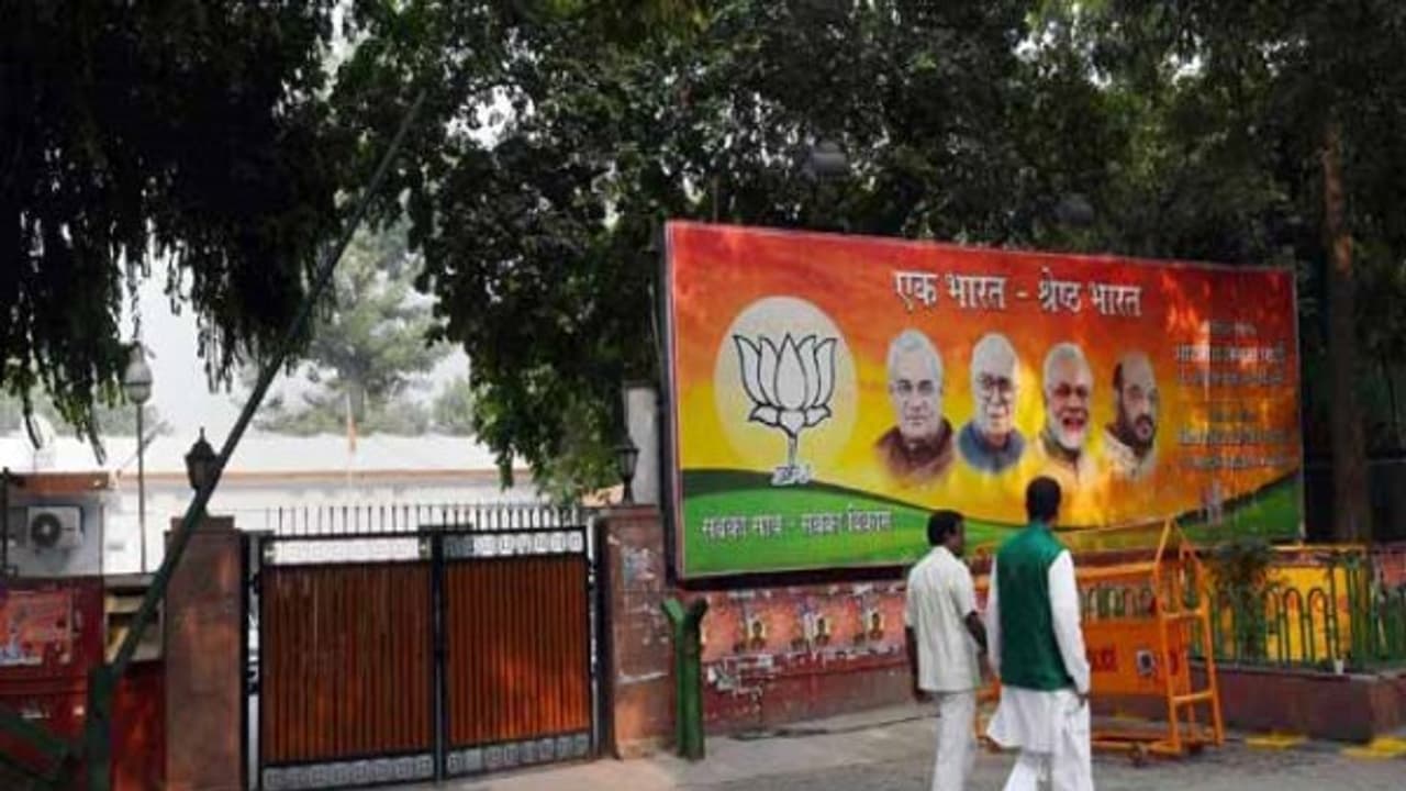 பாகிஸ்தான் கொண்டாடத்தான் நிதிஷ்குமாருடன் சேர்ந்துள்ளீர்களா? பா.ஜனதாவுக்கு சிவசேனா கேள்வி??? பாகிஸ்தான் கொண்டாடத்தான் நிதிஷ்குமாருடன் சேர்ந்துள்ளீர்களா? பா.ஜனதாவுக்கு சிவசேனா கேள்வி???