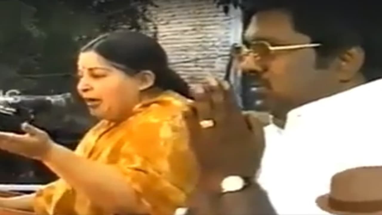 ஜெயலலிதா சி.டி.கிடைத்த உற்சாகம்: முக்கிய விஷயத்தை கோட்டை விட்ட தினகரன்! ஜெயலலிதா சி.டி.கிடைத்த உற்சாகம்: முக்கிய விஷயத்தை கோட்டை விட்ட தினகரன்!