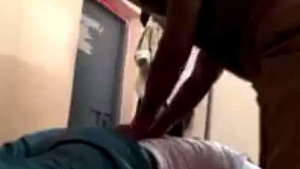 വനിതാ പോലീസിനെക്കൊണ്ട് മസാജ് ചെയ്യിച്ച് എഎസ്ഐ; വീഡിയോ വൈറല് വനിതാ പോലീസിനെക്കൊണ്ട് മസാജ് ചെയ്യിച്ച് എഎസ്ഐ; വീഡിയോ വൈറല്