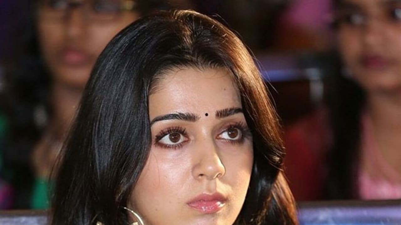 മയക്കുമരുന്ന് കേസില് നടി ചാര്മിയെ ചോദ്യം ചെയ്തു മയക്കുമരുന്ന് കേസില് നടി ചാര്മിയെ ചോദ്യം ചെയ്തു