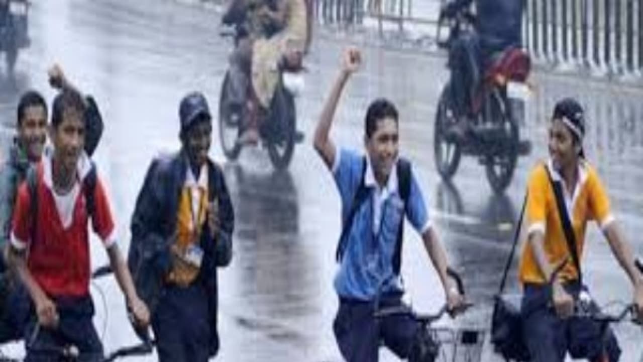 அடுத்த 2 நாட்களுக்கு கொட்டப் போகுது மழை !! கன்னியாகுமரி, தஞ்சாவூர், திருவாரூர், புதுகை உள்ளிட்ட 7 மாவட்ட பள்ளிகளுக்கு விடுமுறை !!! அடுத்த 2 நாட்களுக்கு கொட்டப் போகுது மழை !! கன்னியாகுமரி, தஞ்சாவூர், திருவாரூர், புதுகை உள்ளிட்ட 7 மாவட்ட பள்ளிகளுக்கு விடுமுறை !!!