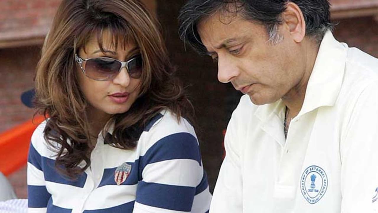 ಸುನಂದಾ ಸಾವಿನ ಕೇಸ್ : ಶಶಿ ತರೂರ್ ಗೆ ಷರತ್ತುಬದ್ಧ ಜಾಮೀನು ಸುನಂದಾ ಸಾವಿನ ಕೇಸ್ : ಶಶಿ ತರೂರ್ ಗೆ ಷರತ್ತುಬದ್ಧ ಜಾಮೀನು