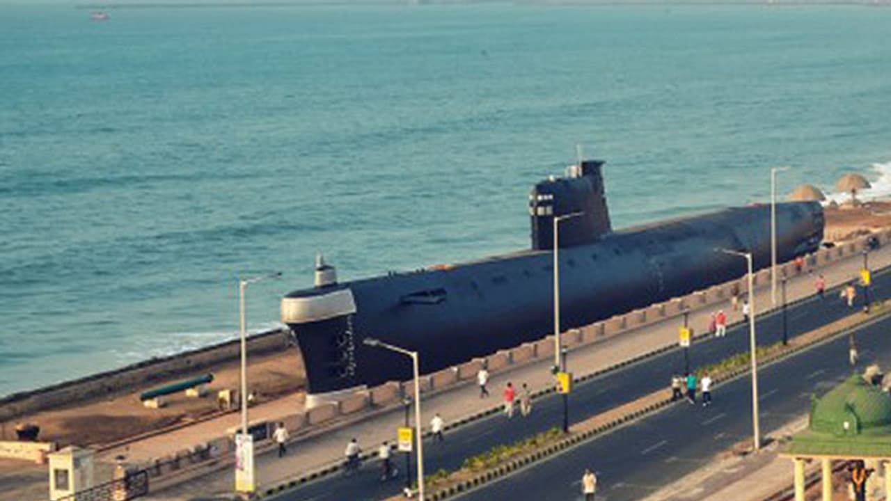 విశాఖపట్నంలోని బీచ్ రోడ్డులో పోలీసుల ఆంక్షలు.. కారణమిదే.. విశాఖపట్నంలోని బీచ్ రోడ్డులో పోలీసుల ఆంక్షలు.. కారణమిదే..