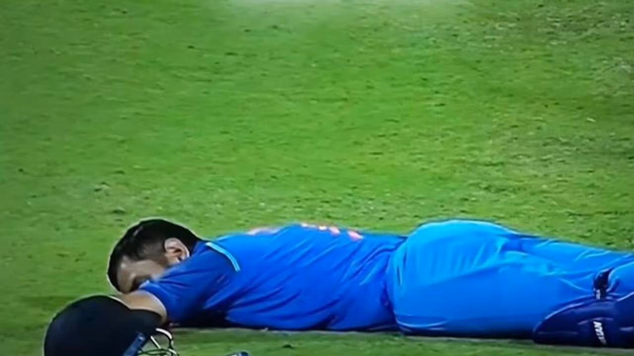 Dhoni takes a power nap in the middle of India Sri Lanka game and Twitter goes ballistic