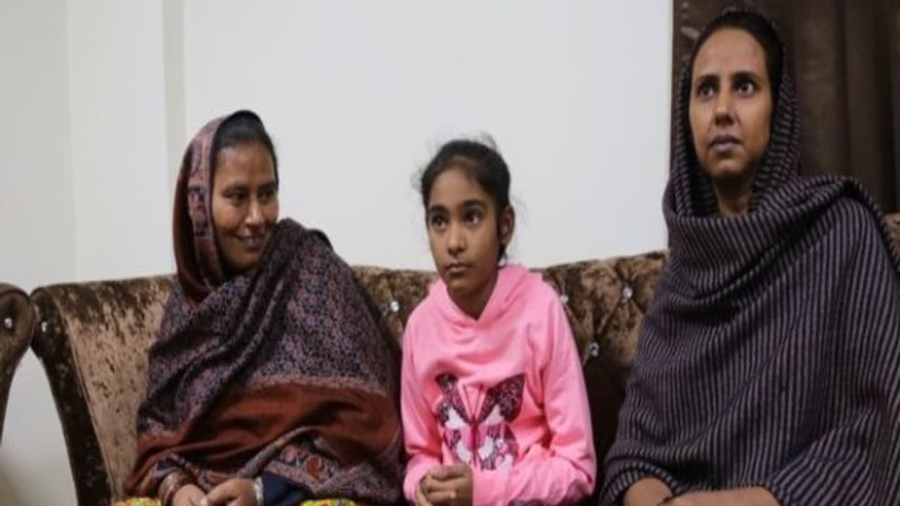 இந்திய ‘சிறையில் பிறந்து’ பாகிஸ்தானுக்கு ‘வாழச் சென்ற ஹினா’! இந்திய ‘சிறையில் பிறந்து’ பாகிஸ்தானுக்கு ‘வாழச் சென்ற ஹினா’!