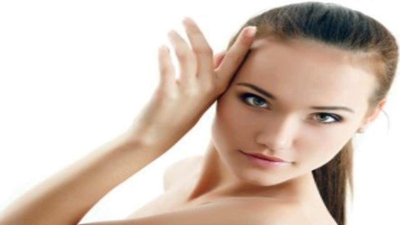 பளபளப்பான முகம் வேண்டுமா? இந்த இயற்கை மருத்துவத்தை டிரை பண்ணிதான் பாருங்களேன்… பளபளப்பான முகம் வேண்டுமா? இந்த இயற்கை மருத்துவத்தை டிரை பண்ணிதான் பாருங்களேன்…