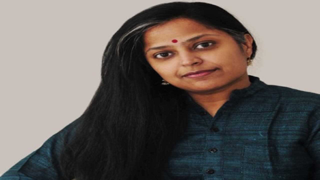 வாங்க அப்டியே பீர் சாப்டுக்கிட்டே பேசலாம் !! முதலமைச்சரை வம்புக்கிழுத்த பெண் எழுத்தாளர்!! வாங்க அப்டியே பீர் சாப்டுக்கிட்டே பேசலாம் !! முதலமைச்சரை வம்புக்கிழுத்த பெண் எழுத்தாளர்!!