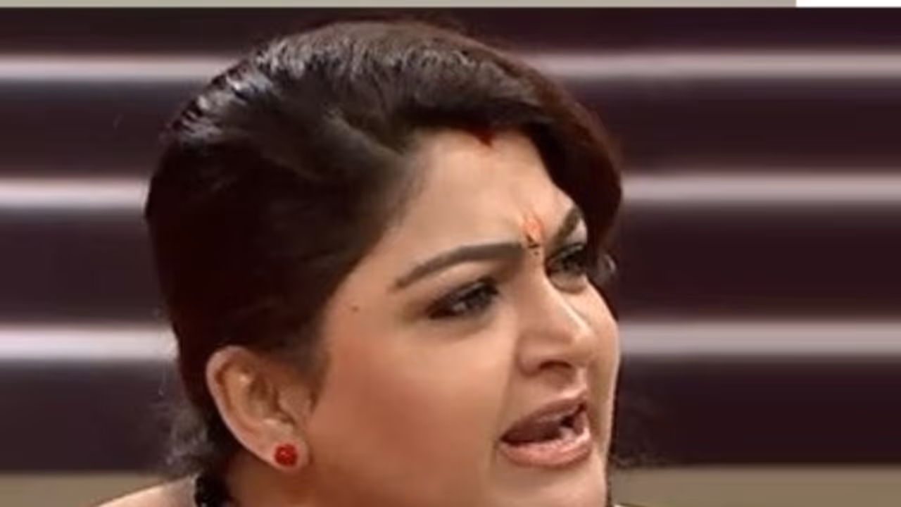 உன் அம்மாவை யாரு வச்சிருந்தா? அத தெரிஞ்சிட்டு வா! அருவெறுப்பான பதிவிட்ட இளைஞரை அசிங்க அசிங்கமா திட்டிய குஷ்பு உன் அம்மாவை யாரு வச்சிருந்தா? அத தெரிஞ்சிட்டு வா! அருவெறுப்பான பதிவிட்ட இளைஞரை அசிங்க அசிங்கமா திட்டிய குஷ்பு