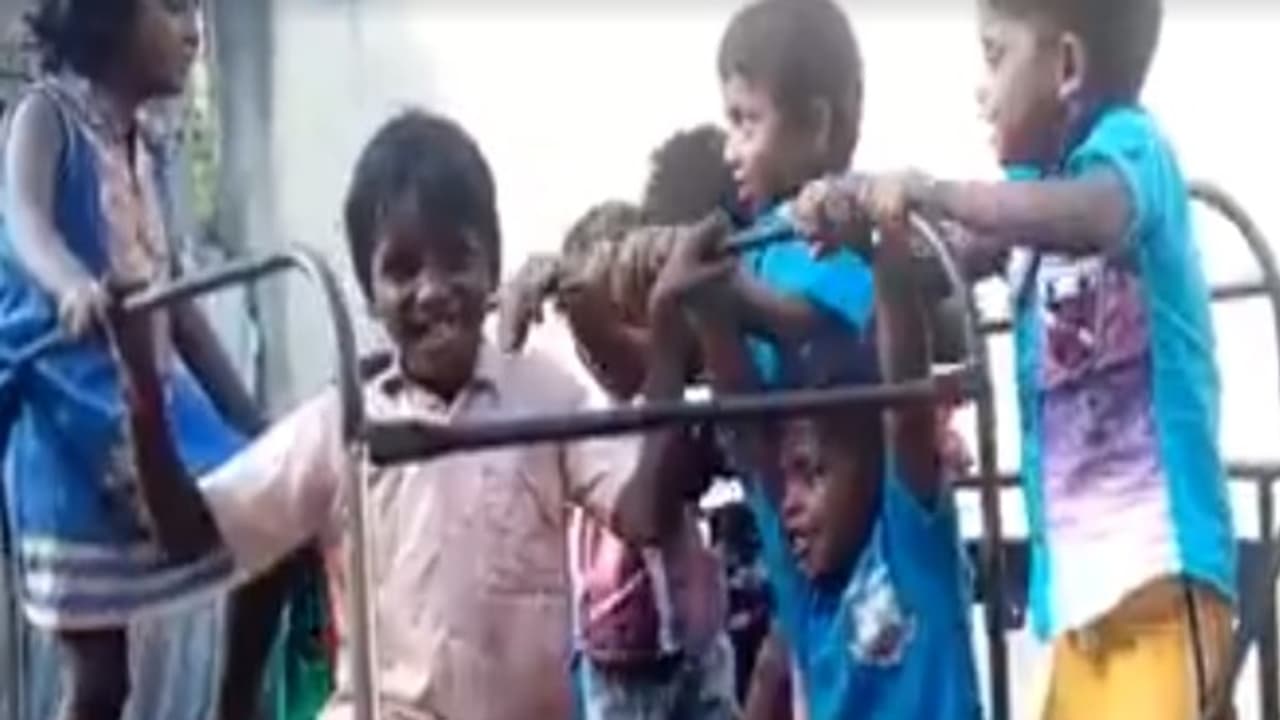 தினகரனுக்கு ஆதரவாக 'பொடிசுகள்' பிரச்சாரம்...! சூடு பிடிக்கும் பிரச்சார களம்! தினகரனுக்கு ஆதரவாக 'பொடிசுகள்' பிரச்சாரம்...! சூடு பிடிக்கும் பிரச்சார களம்!