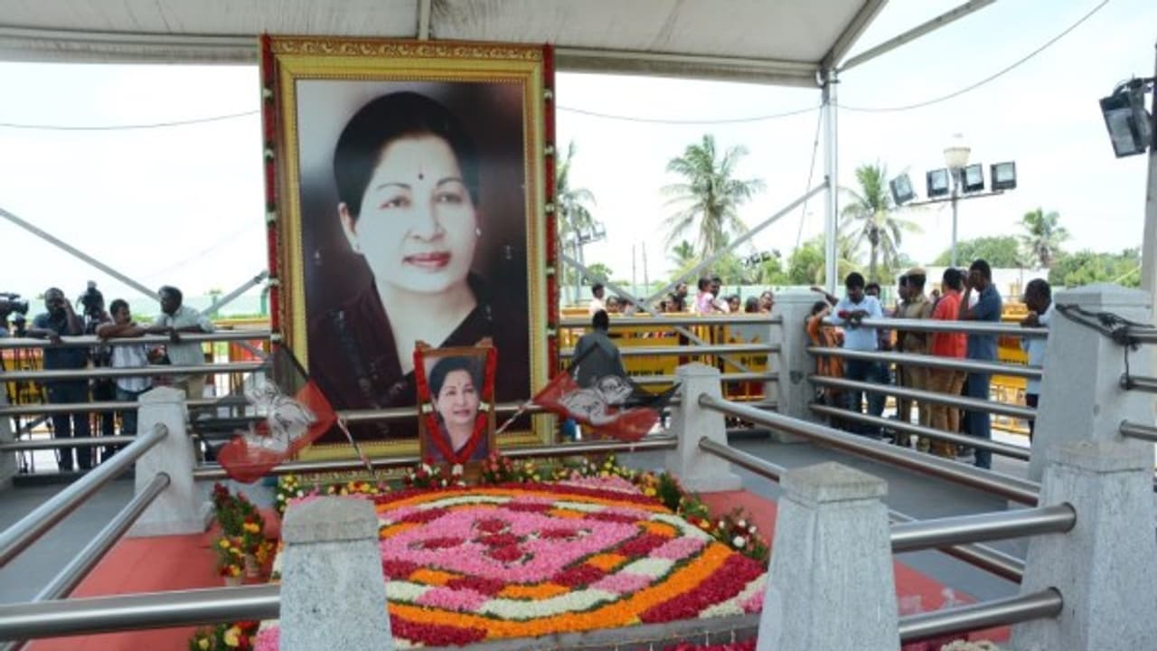 ஜெயலலிதாவுக்கு நினைவிடம்..! அமைச்சர்களுடன் முதல்வர் பழனிசாமி ஆலோசனை..! ஜெயலலிதாவுக்கு நினைவிடம்..! அமைச்சர்களுடன் முதல்வர் பழனிசாமி ஆலோசனை..!