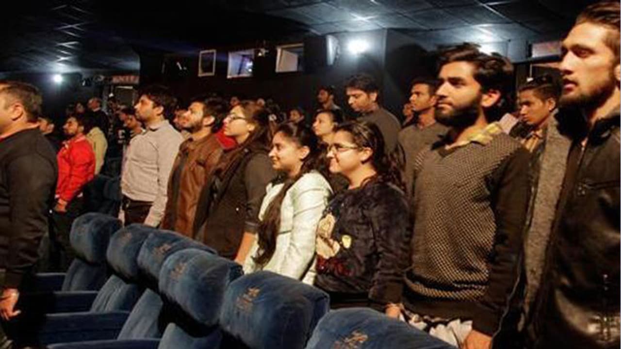 ರಾಷ್ಟ್ರಗೀತೆ ವೇಳೆ ಅಂಧರೂ ಎದ್ದುನಿಲ್ಲಬೇಕು ರಾಷ್ಟ್ರಗೀತೆ ವೇಳೆ ಅಂಧರೂ ಎದ್ದುನಿಲ್ಲಬೇಕು