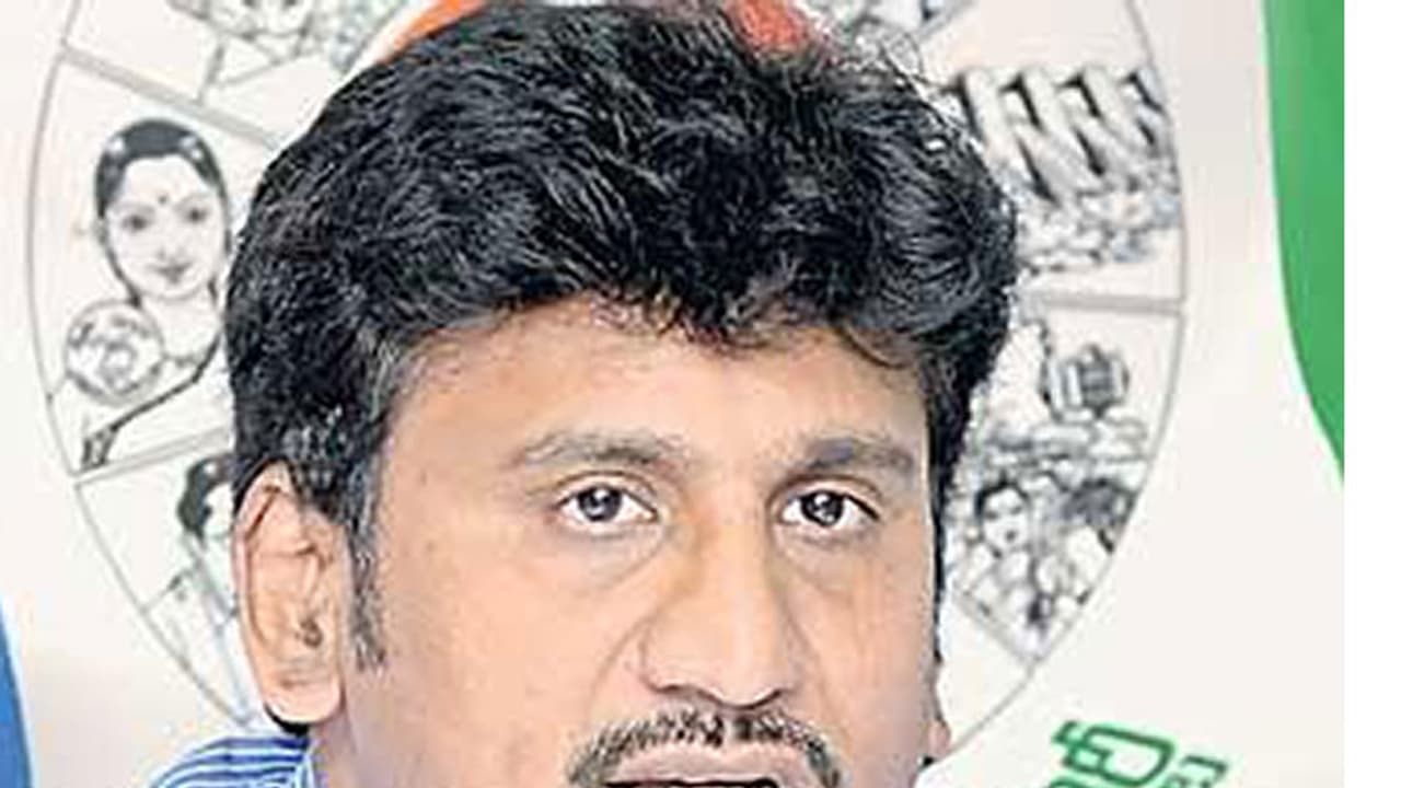 ఏపీ కేబినెట్ పునర్వ్యస్ధీకరణ: అందుకే మంత్రి పదవి రాలేదు.. తేల్చిచెప్పిన తోపుదుర్తి ఏపీ కేబినెట్ పునర్వ్యస్ధీకరణ: అందుకే మంత్రి పదవి రాలేదు.. తేల్చిచెప్పిన తోపుదుర్తి