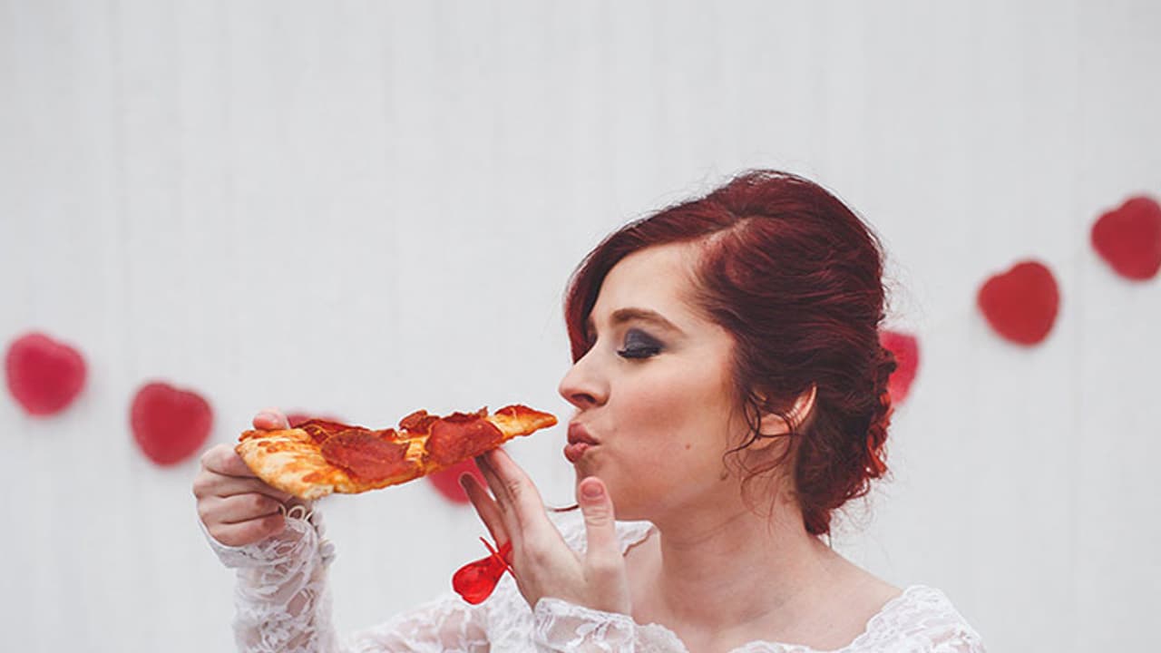 Woman marries pizza, because love Woman marries pizza, because love