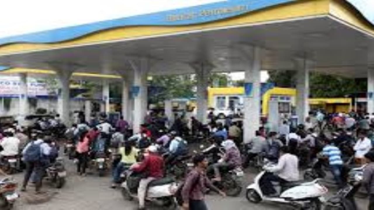 பைக், கார்ல பெட்ரோல் நிரப்பி வெச்சுக்குங்க…..ஞாயிறுதோறும் லீவு விடப் போறாங்களாம்… பைக், கார்ல பெட்ரோல் நிரப்பி வெச்சுக்குங்க…..ஞாயிறுதோறும் லீவு விடப் போறாங்களாம்…