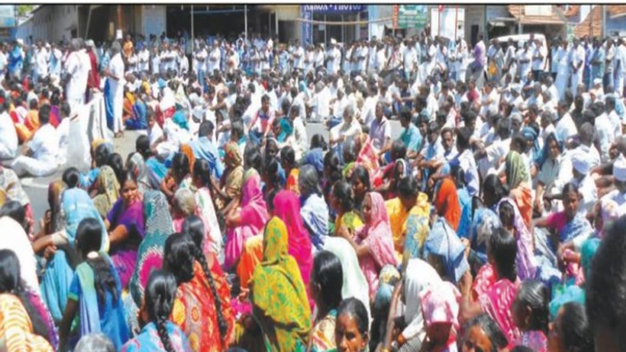 பாசனத்திற்கு தண்ணீர் திறக்கக்கோரி 2 ஆயிரத்திற்கும் மேற்பட்ட விவசாயிகள் சாலை மறியல் போராட்டம்; பாசனத்திற்கு தண்ணீர் திறக்கக்கோரி 2 ஆயிரத்திற்கும் மேற்பட்ட விவசாயிகள் சாலை மறியல் போராட்டம்;