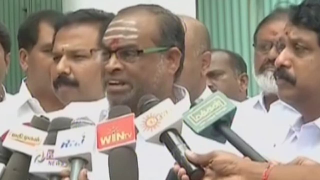 "ஓபிஎஸ் உண்ணாவிரதம் இருந்தால் நீதிமன்ற அவமதிப்புக்கு ஆளாவார்" நவநீதகிருஷ்ணன் எச்சரிக்கை "ஓபிஎஸ் உண்ணாவிரதம் இருந்தால் நீதிமன்ற அவமதிப்புக்கு ஆளாவார்" நவநீதகிருஷ்ணன் எச்சரிக்கை