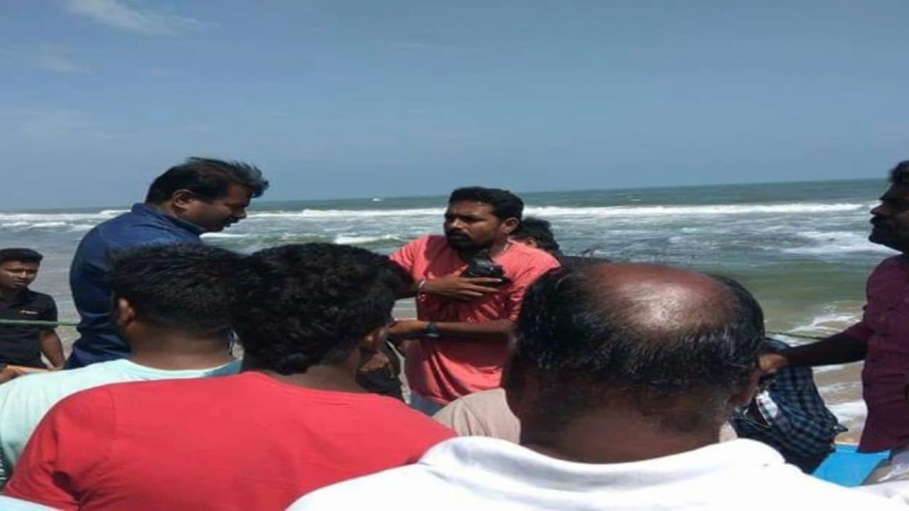 “இப்ப ரோடு எல்லாம் இல்ல படகுதான்…!” – கடல் வழியே சென்ற சீமான் “இப்ப ரோடு எல்லாம் இல்ல படகுதான்…!” – கடல் வழியே சென்ற சீமான்