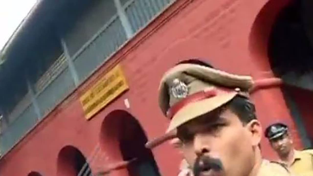 ആ എസ്.ഐയെ കുതിരവട്ടം മനോരോഗാശുപത്രിയിലേക്ക് ബസ് കയറ്റിവിടുകയാണ് വേണ്ടത് പി.എം മനോജ് ആ എസ്.ഐയെ കുതിരവട്ടം മനോരോഗാശുപത്രിയിലേക്ക് ബസ് കയറ്റിവിടുകയാണ് വേണ്ടത് പി.എം മനോജ്