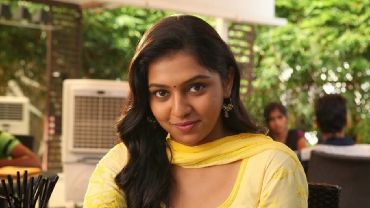 நடிக்க முடியல என்று வருத்தத்தில் இருக்கும் லட்சுமி மேனன்; அம்மா போட்ட கண்டிஷன் தான் காரணம்... நடிக்க முடியல என்று வருத்தத்தில் இருக்கும் லட்சுமி மேனன்; அம்மா போட்ட கண்டிஷன் தான் காரணம்...