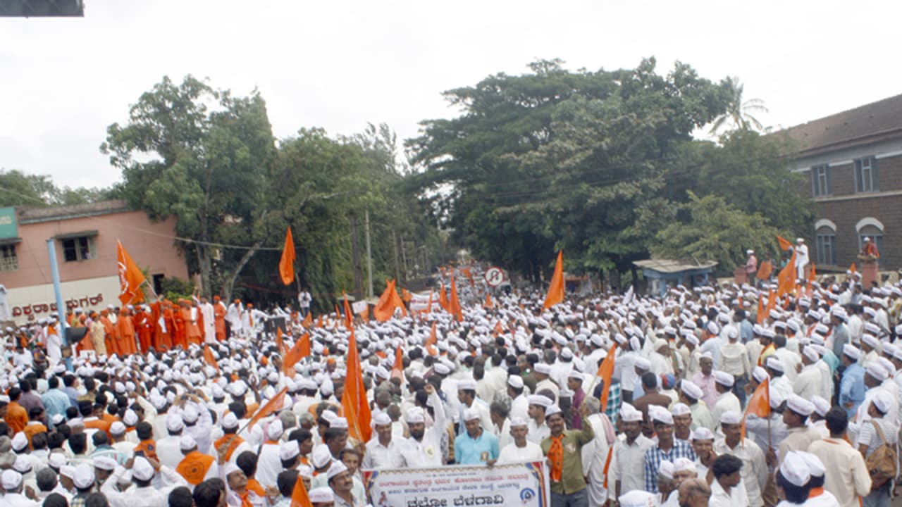 ಪ್ರತ್ಯೇಕ ಲಿಂಗಾಯಿತ ಧರ್ಮ: ಮಠಾಧೀಶರ ಒಕ್ಕೊರಲಿನ ಆಗ್ರಹ ಪ್ರತ್ಯೇಕ ಲಿಂಗಾಯಿತ ಧರ್ಮ: ಮಠಾಧೀಶರ ಒಕ್ಕೊರಲಿನ ಆಗ್ರಹ