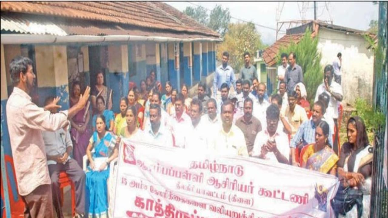 மத்திய அரசு ஆசிரியர்களுக்கு இணையான சம்பளம் கேட்டு ஆசிரியர்கள் காத்திருப்பு போராட்டம்... மத்திய அரசு ஆசிரியர்களுக்கு இணையான சம்பளம் கேட்டு ஆசிரியர்கள் காத்திருப்பு போராட்டம்...
