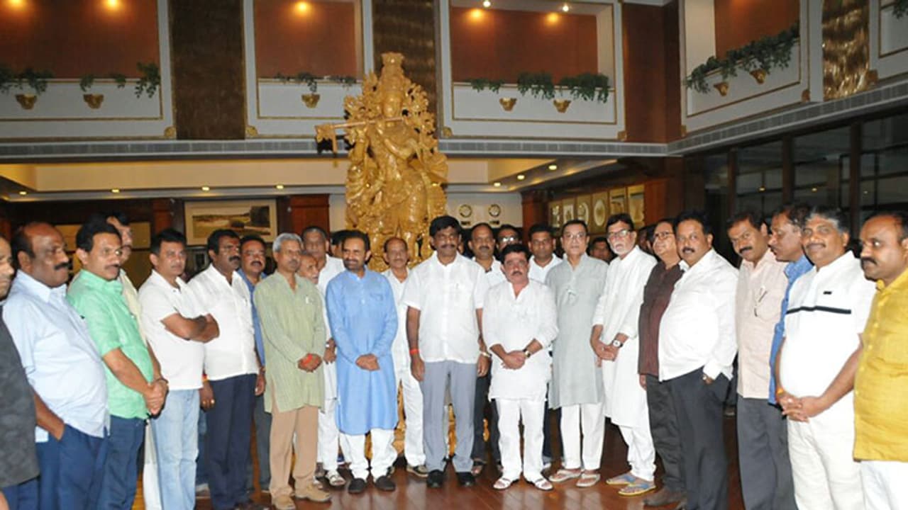 7 JD(S) leaders meet DK Suresh, Gujarat MLAs in Eagleton Resort [Photos]