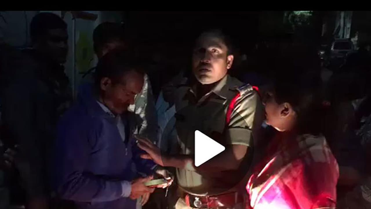 వరంగల్ లో అర్థరాత్రి హై టెన్షన్ (వీడియో) వరంగల్ లో అర్థరాత్రి హై టెన్షన్ (వీడియో)