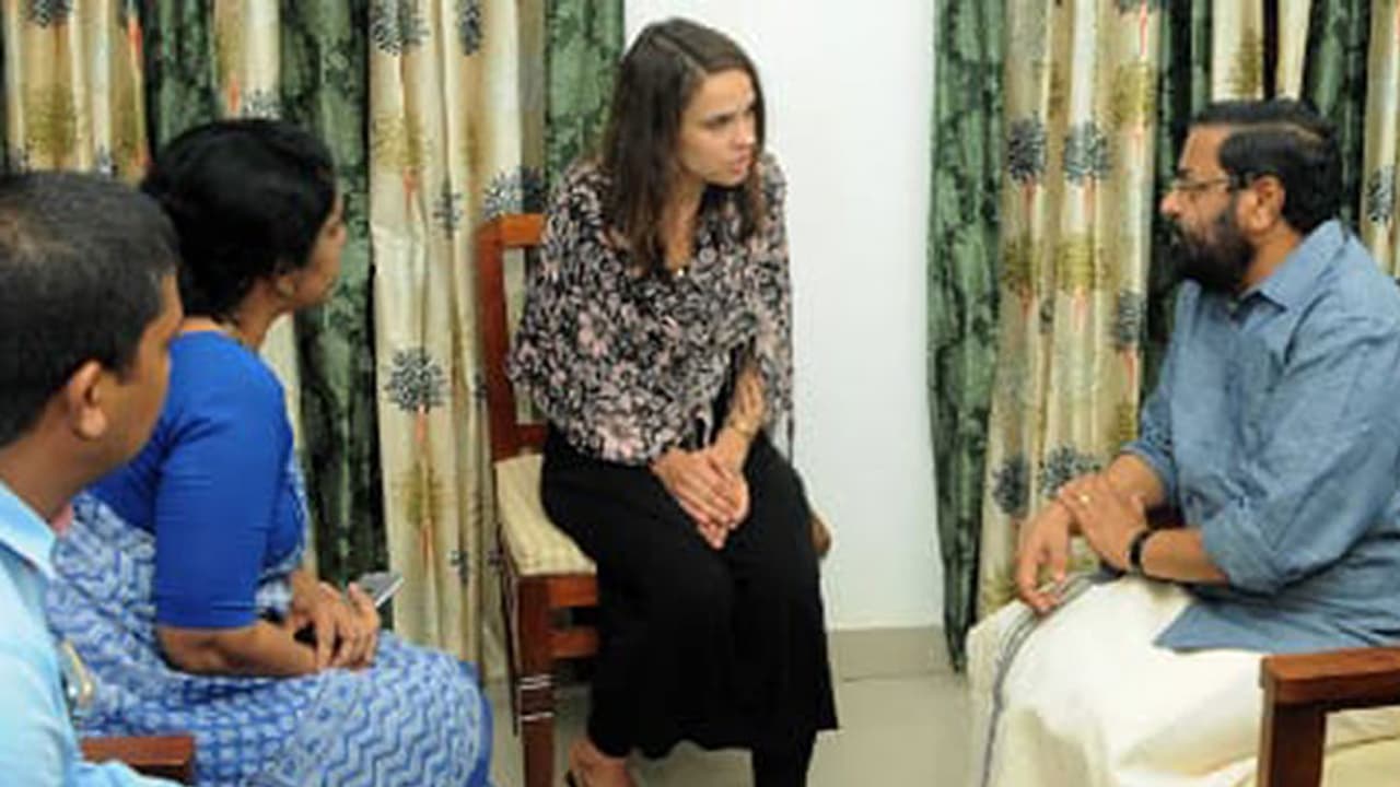 ലിഗയുടെ കുടുംബത്തിന് സർക്കാർ പ്രഖ്യാപിച്ച അഞ്ച് ലക്ഷം രൂപ ധനസഹായം കൈമാറി ലിഗയുടെ കുടുംബത്തിന് സർക്കാർ പ്രഖ്യാപിച്ച അഞ്ച് ലക്ഷം രൂപ ധനസഹായം കൈമാറി