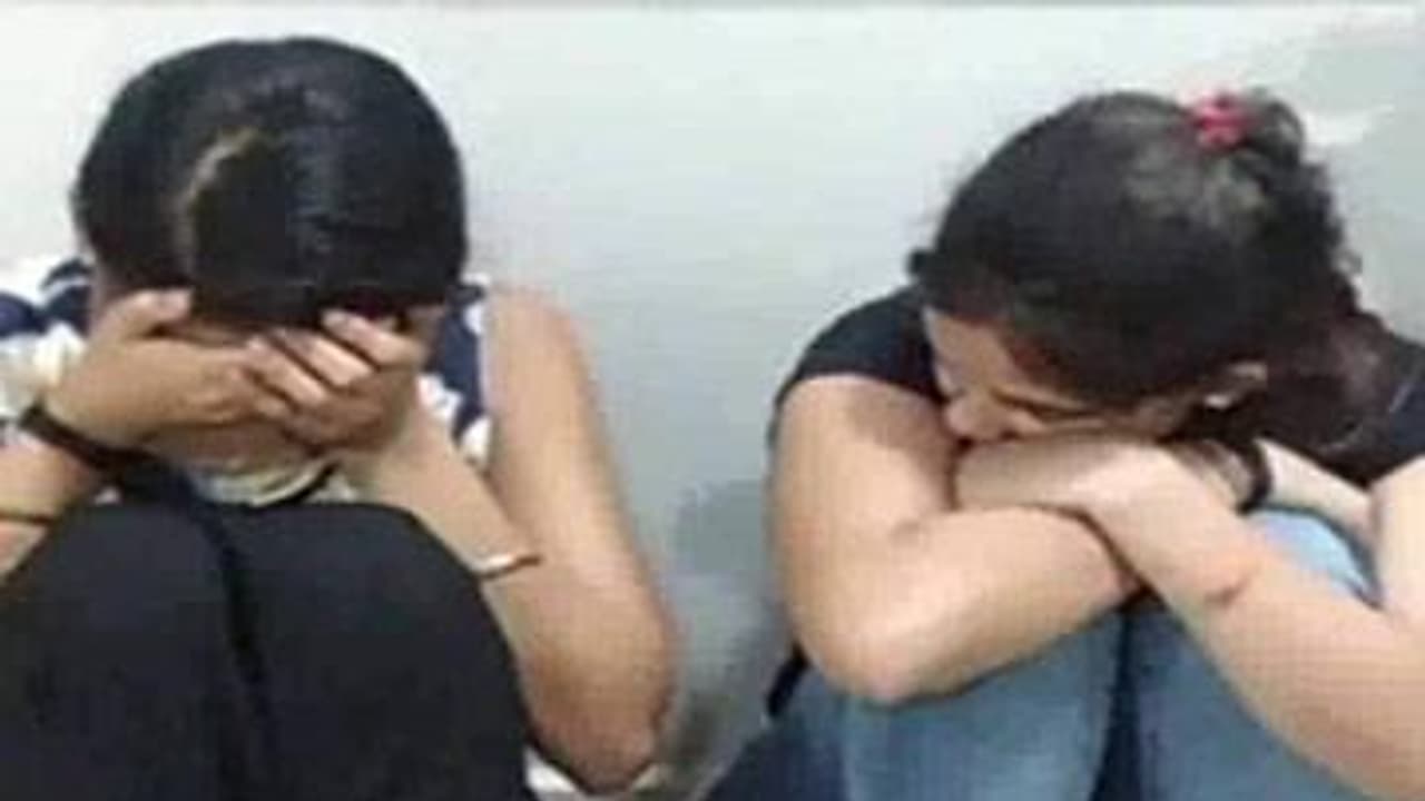 హైదరాబాద్లో వ్యభిచార ముఠా గుట్టు రట్టు: ఇద్దరు అరెస్ట్ హైదరాబాద్లో వ్యభిచార ముఠా గుట్టు రట్టు: ఇద్దరు అరెస్ట్