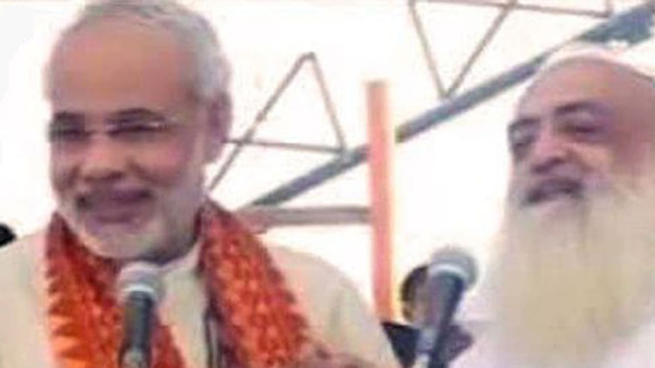 അശാറാമിനൊപ്പമുള്ള മോദിയുടെ ചിത്രങ്ങള് പങ്കുവച്ച് സോഷ്യല് മീഡിയ അശാറാമിനൊപ്പമുള്ള മോദിയുടെ ചിത്രങ്ങള് പങ്കുവച്ച് സോഷ്യല് മീഡിയ