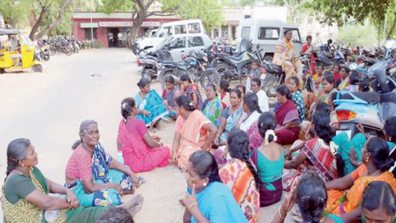 காவல் நிலையத்தை முற்றுக்கையிட்ட மக்கள்; உண்மைக் குற்றவாளியை பிடிக்கும்வரை போராட முடிவு…