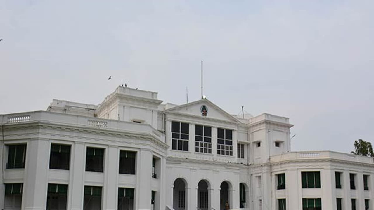 ஆளுநர் மாளிகையில் புதிய தலைமைச் செயலகமா? சட்டப்பேரவையில் எழுந்த கோரிக்கையால் அதிர்ச்சி அடைந்த பாஜக.. ஆளுநர் மாளிகையில் புதிய தலைமைச் செயலகமா? சட்டப்பேரவையில் எழுந்த கோரிக்கையால் அதிர்ச்சி அடைந்த பாஜக..