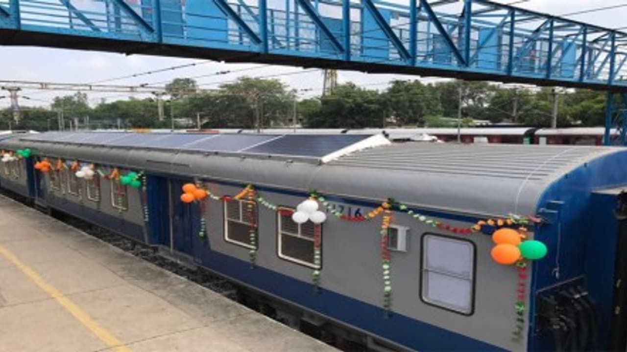 டெல்லியில் இருந்து புறப்பட்டது முதல் ‘சோலார் ரெயில் இந்தியா உலக சாதனை…!!! டெல்லியில் இருந்து புறப்பட்டது முதல் ‘சோலார் ரெயில் இந்தியா உலக சாதனை…!!!