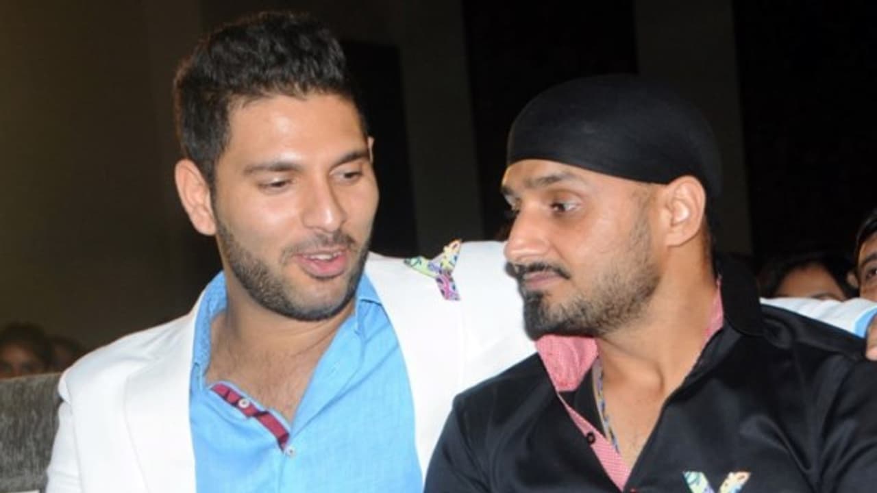 యువీ గ్యాస్ ప్రాబ్లంకు సొల్యూషన్ దొరికిందోచ్...: హర్భజన్ ఫన్నీ కామెంట్స్ యువీ గ్యాస్ ప్రాబ్లంకు సొల్యూషన్ దొరికిందోచ్...: హర్భజన్ ఫన్నీ కామెంట్స్