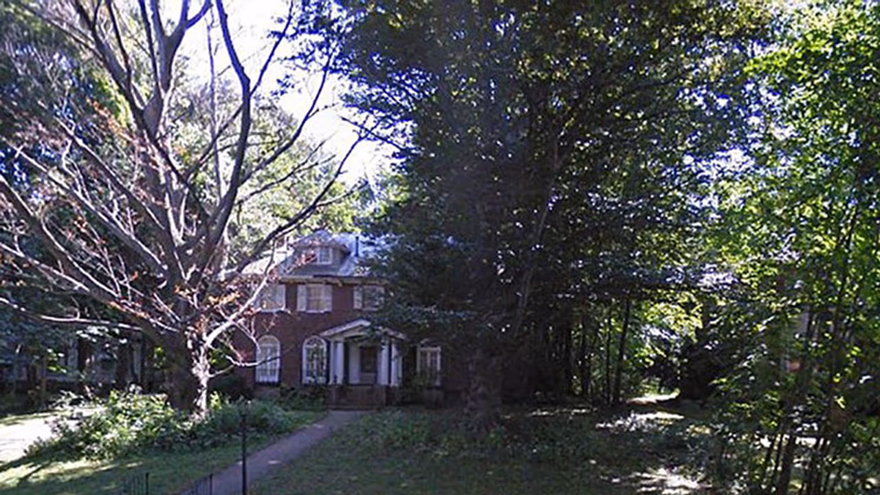 എട്ടു കോടിയുടെ ബംഗ്ലാവില്‍ സഹോദരിയുടെ മൃതദേഹത്തിനൊപ്പം വൃദ്ധസ്ത്രീയുടെ ജീവിതം