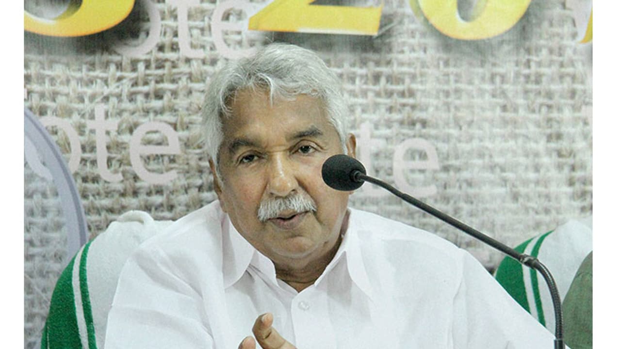 കെപിസിസി പുനഃസംഘടന: തര്ക്കമുണ്ടോയെന്ന് അറിയില്ല, ചര്ച്ച നടത്തി പട്ടികയ്ക്ക് അന്തിമരൂപം ഉണ്ടാക്കുമെന്ന് ഉമ്മന് ചാണ്ടി കെപിസിസി പുനഃസംഘടന: തര്ക്കമുണ്ടോയെന്ന് അറിയില്ല, ചര്ച്ച നടത്തി പട്ടികയ്ക്ക് അന്തിമരൂപം ഉണ്ടാക്കുമെന്ന് ഉമ്മന് ചാണ്ടി