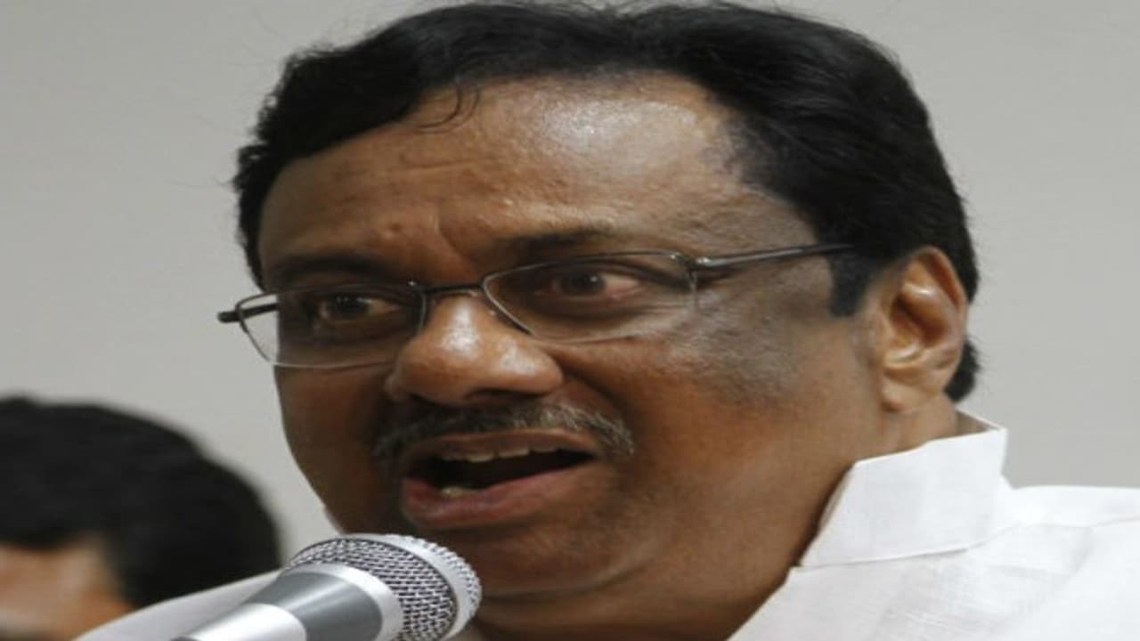 சசிகலா, பன்னீர்செல்வம் இருவருக்கும் காங்கிரஸ் ஆதரவு அளிக்காது – சொன்னவர் ஈ.வி.கே.எஸ். இளங்கோவன் சசிகலா, பன்னீர்செல்வம் இருவருக்கும் காங்கிரஸ் ஆதரவு அளிக்காது – சொன்னவர் ஈ.வி.கே.எஸ். இளங்கோவன்