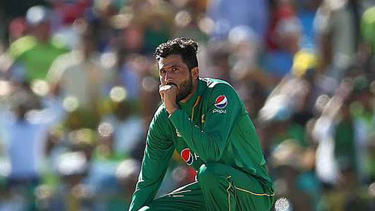 കോലിയെ വീഴ്ത്തുമെന്ന് വീമ്പടിച്ച ജുനൈദ് ഖാന് സംഭവിച്ചത് കോലിയെ വീഴ്ത്തുമെന്ന് വീമ്പടിച്ച ജുനൈദ് ഖാന് സംഭവിച്ചത്