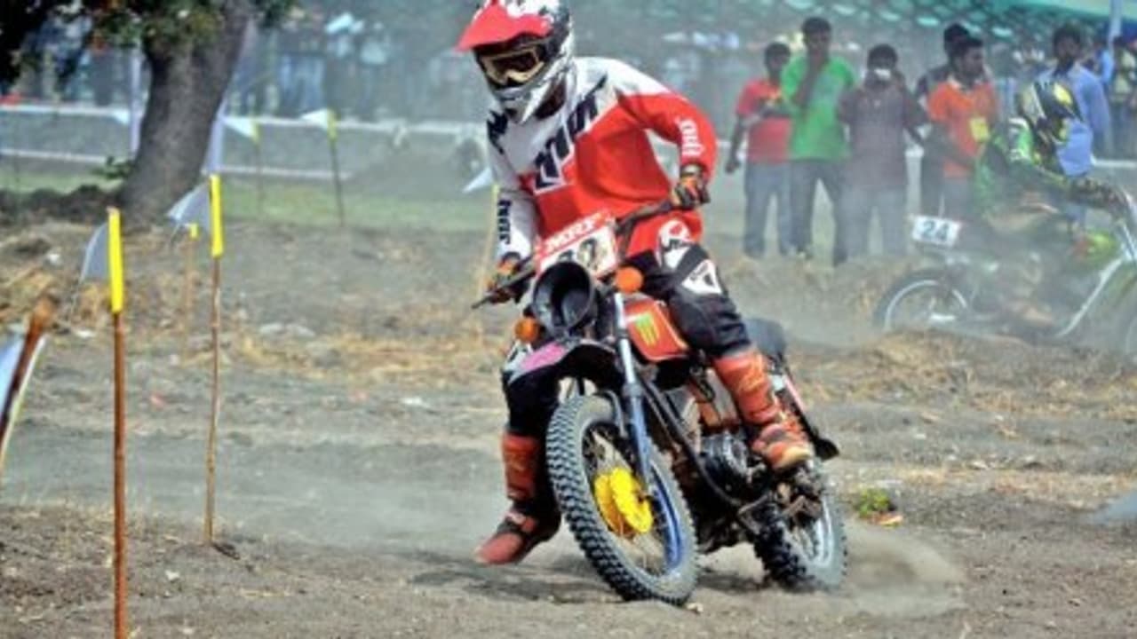 ట్రాక్ పైనే ఘోర ప్రమాదం... 13ఏళ్ల బైక్ రేసర్ దుర్మరణం ట్రాక్ పైనే ఘోర ప్రమాదం... 13ఏళ్ల బైక్ రేసర్ దుర్మరణం