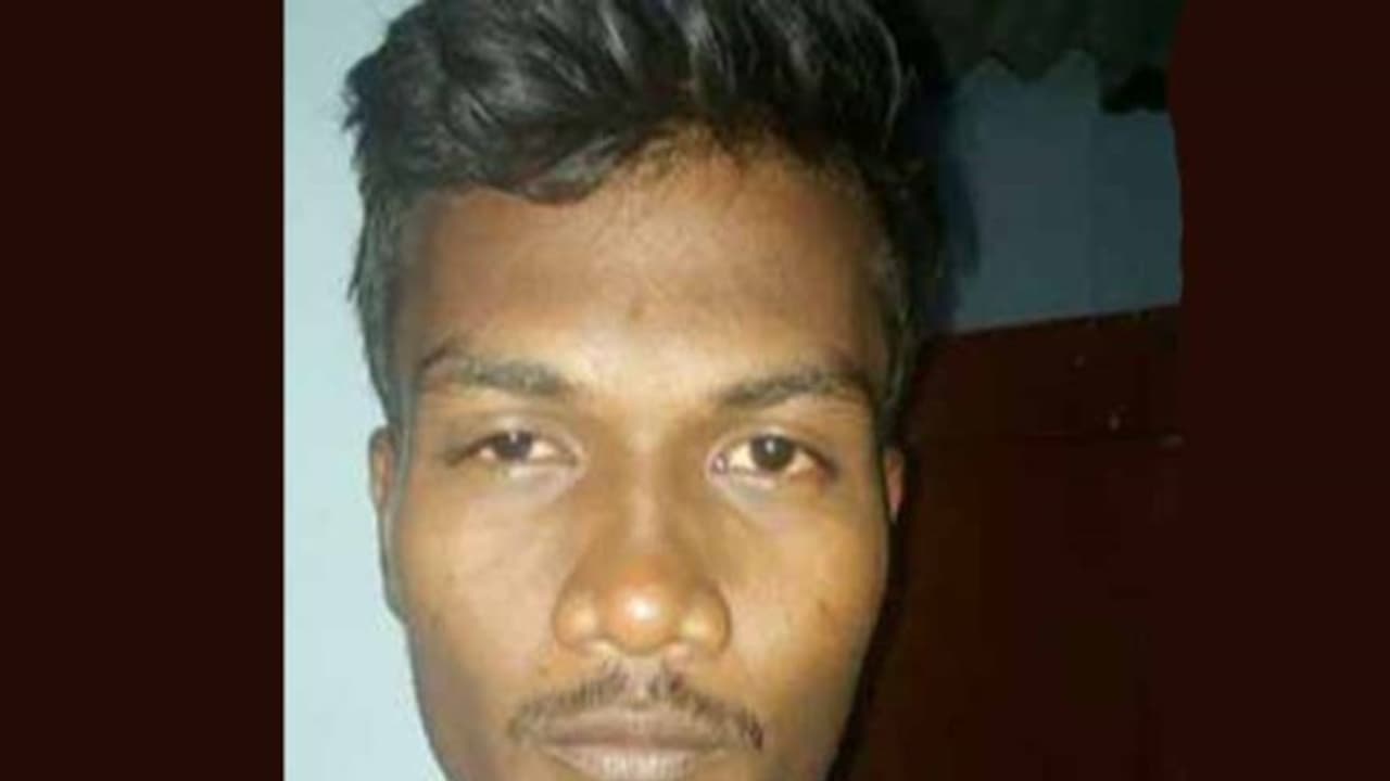 வேற பசங்களோட பழகாதன்னா கேக்கிறயா ? பிளேடால் சரமாரியாக காதலியை அறுத்த இளைஞர்!! வேற பசங்களோட பழகாதன்னா கேக்கிறயா ? பிளேடால் சரமாரியாக காதலியை அறுத்த இளைஞர்!!