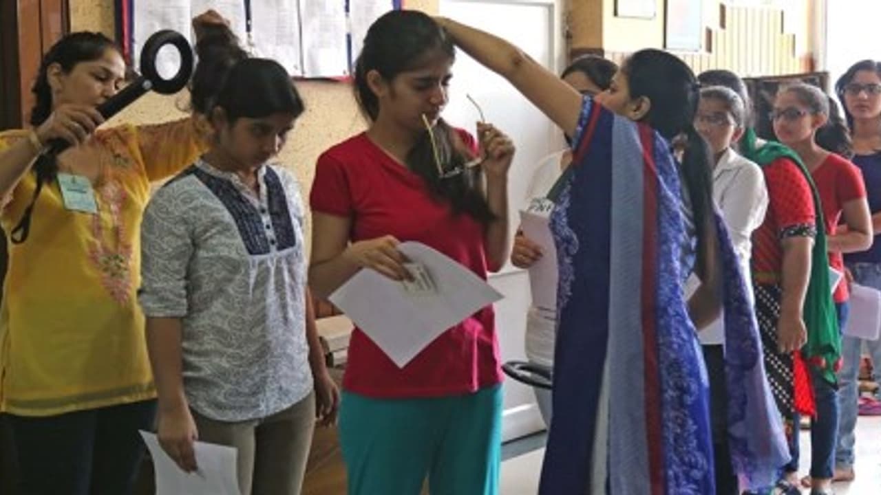 நீட் தேர்வின்போது மாணவியின் பிராவை கழட்ட சொன்ன பெண் அதிகாரிகள்… சிபிஎஸ்இக்கு வந்தது புதிய சிக்கல்… நீட் தேர்வின்போது மாணவியின் பிராவை கழட்ட சொன்ன பெண் அதிகாரிகள்… சிபிஎஸ்இக்கு வந்தது புதிய சிக்கல்…